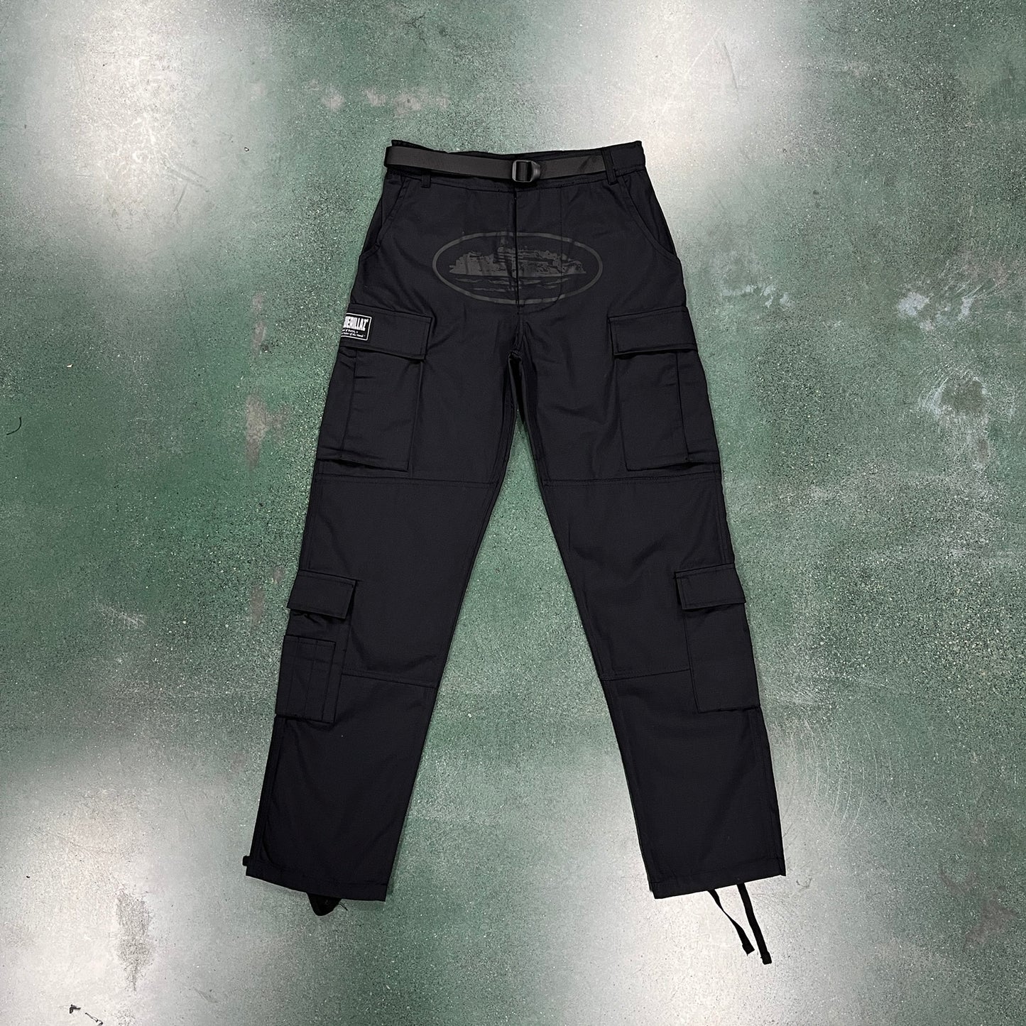 Corteiz Cargo Pants - Preto com Logótipo Preto