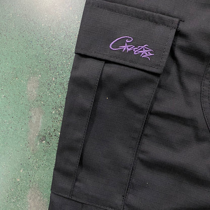 Corteiz Cargo Pants - Preto com Logótipo Roxo