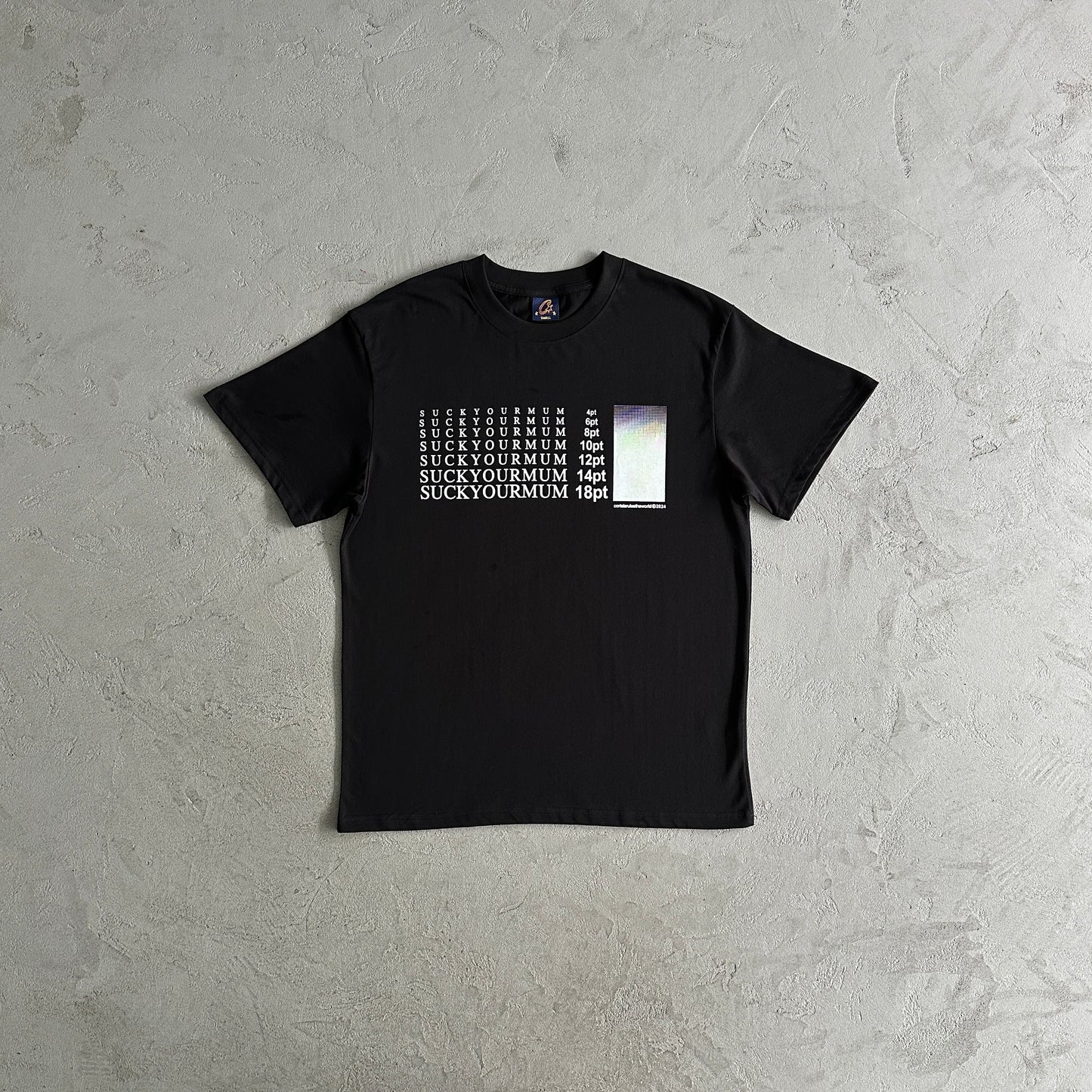 Corteiz Times New Roman Tee - Preto