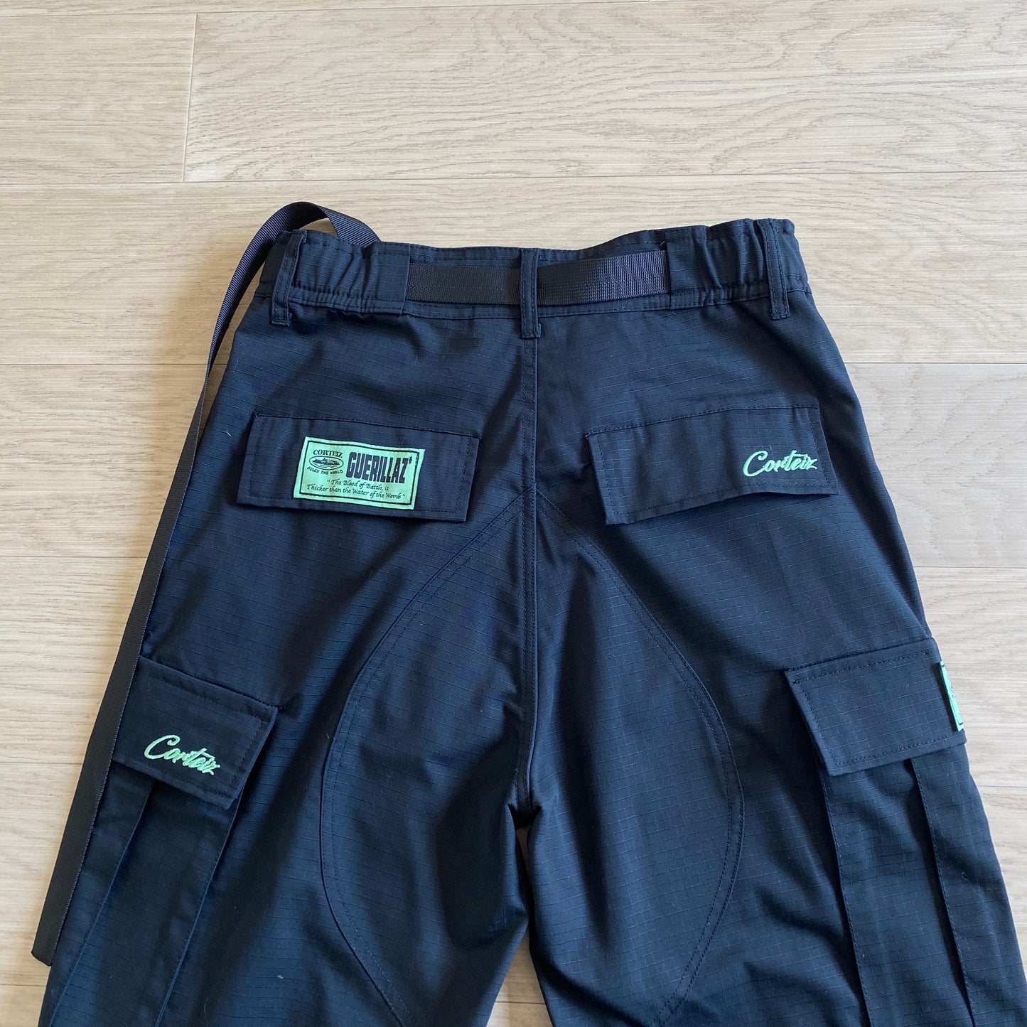 Corteiz Cargo Pants - Preto com Logótipo Verde