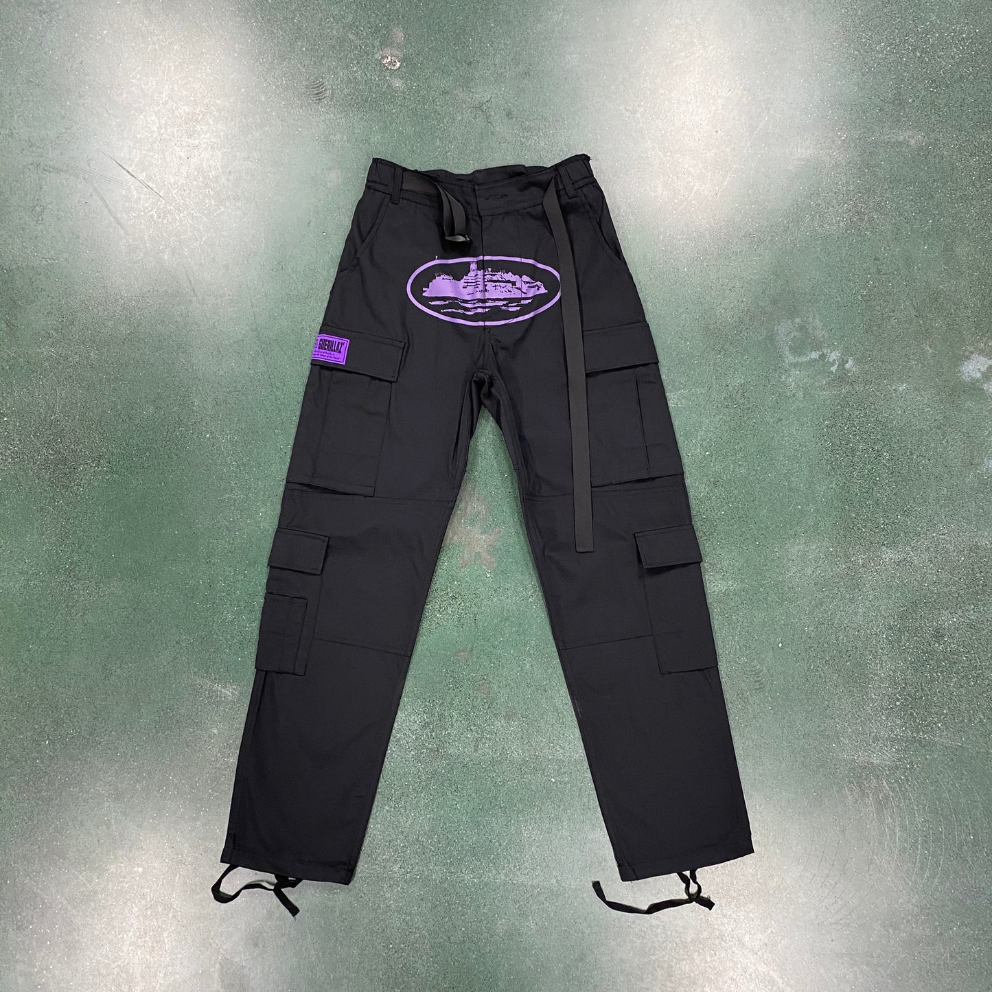 Corteiz Cargo Pants - Preto com Logótipo Roxo