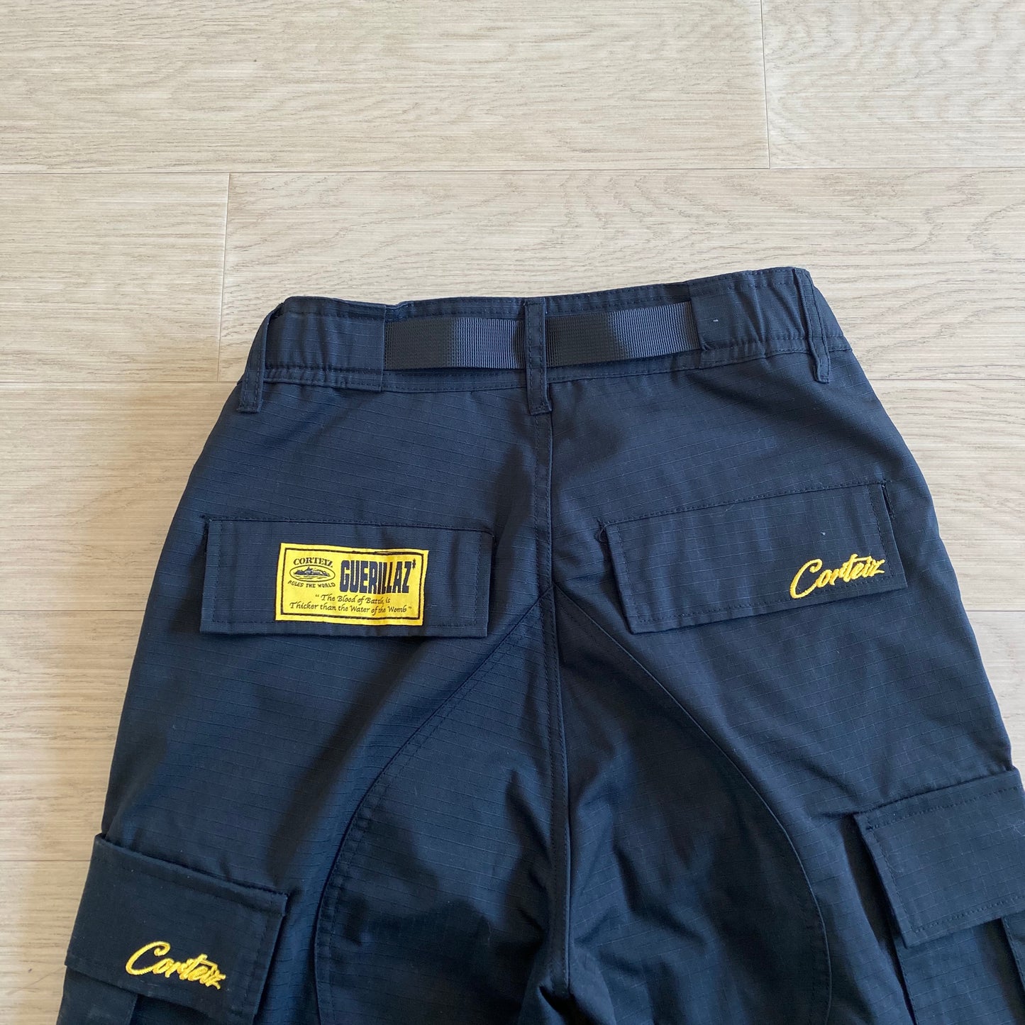 Corteiz Cargo Pants - Preto com Logótipo Amarelo