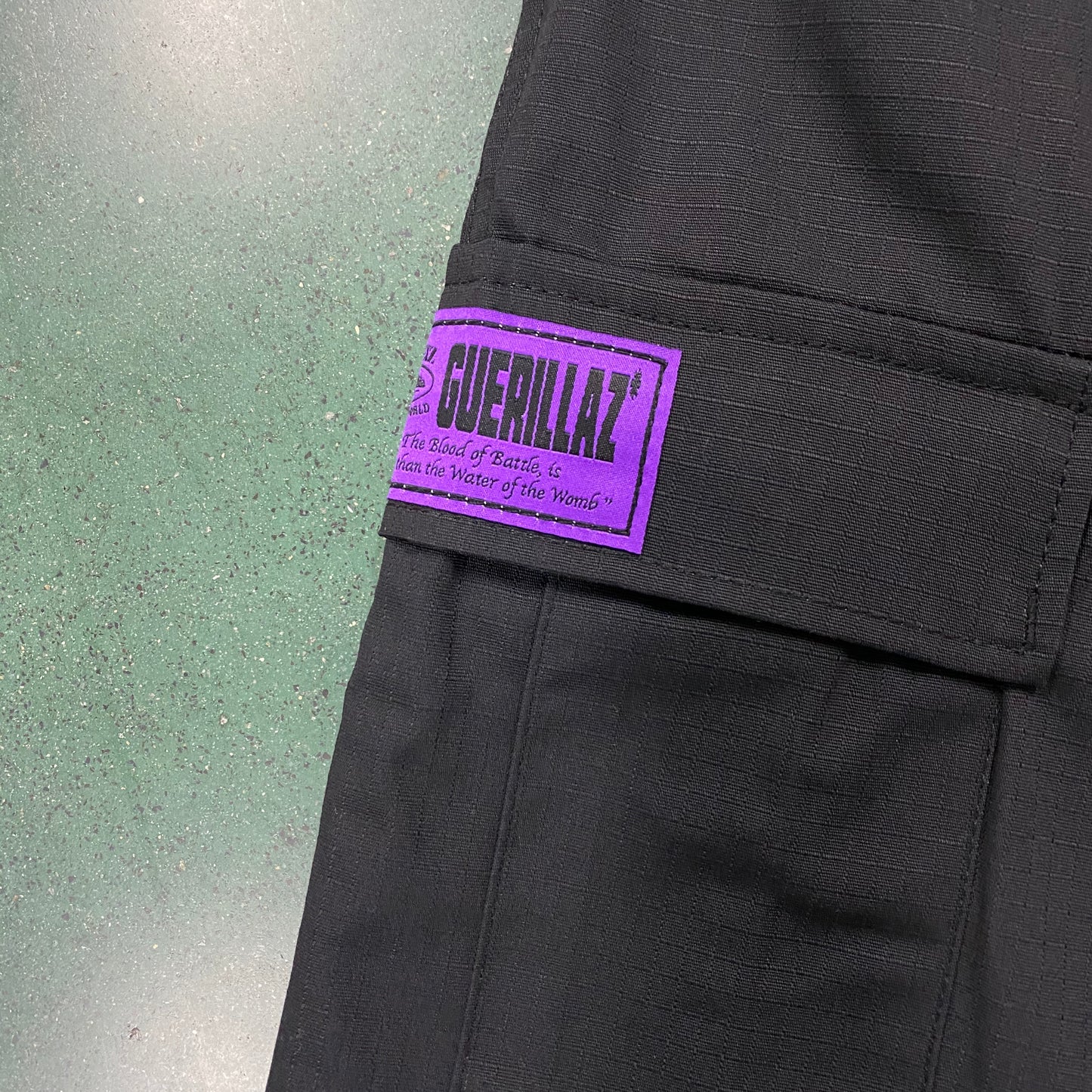 Corteiz Cargo Pants - Preto com Logótipo Roxo