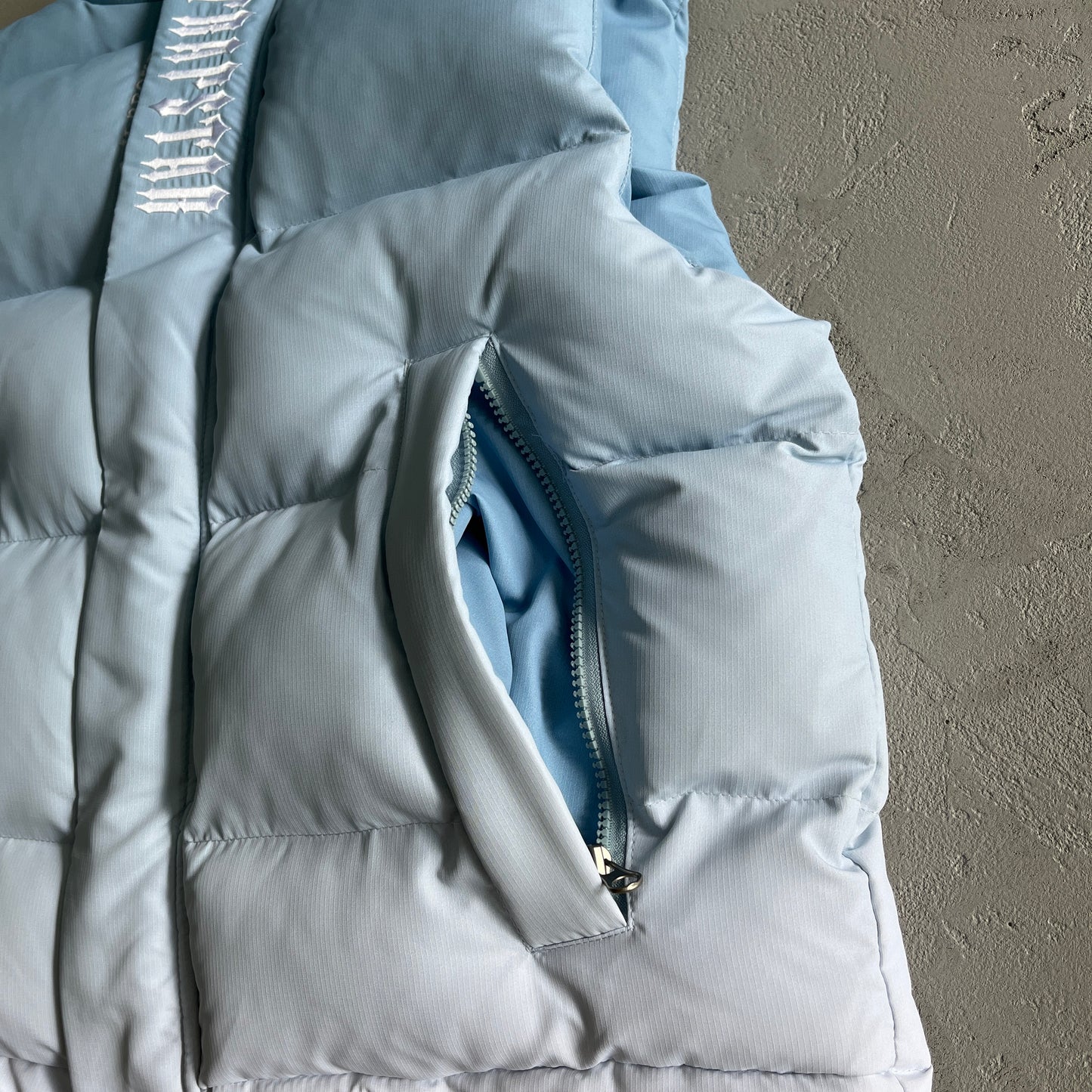 Trapstar Decoded Gilet - Light Blue Gradient - White