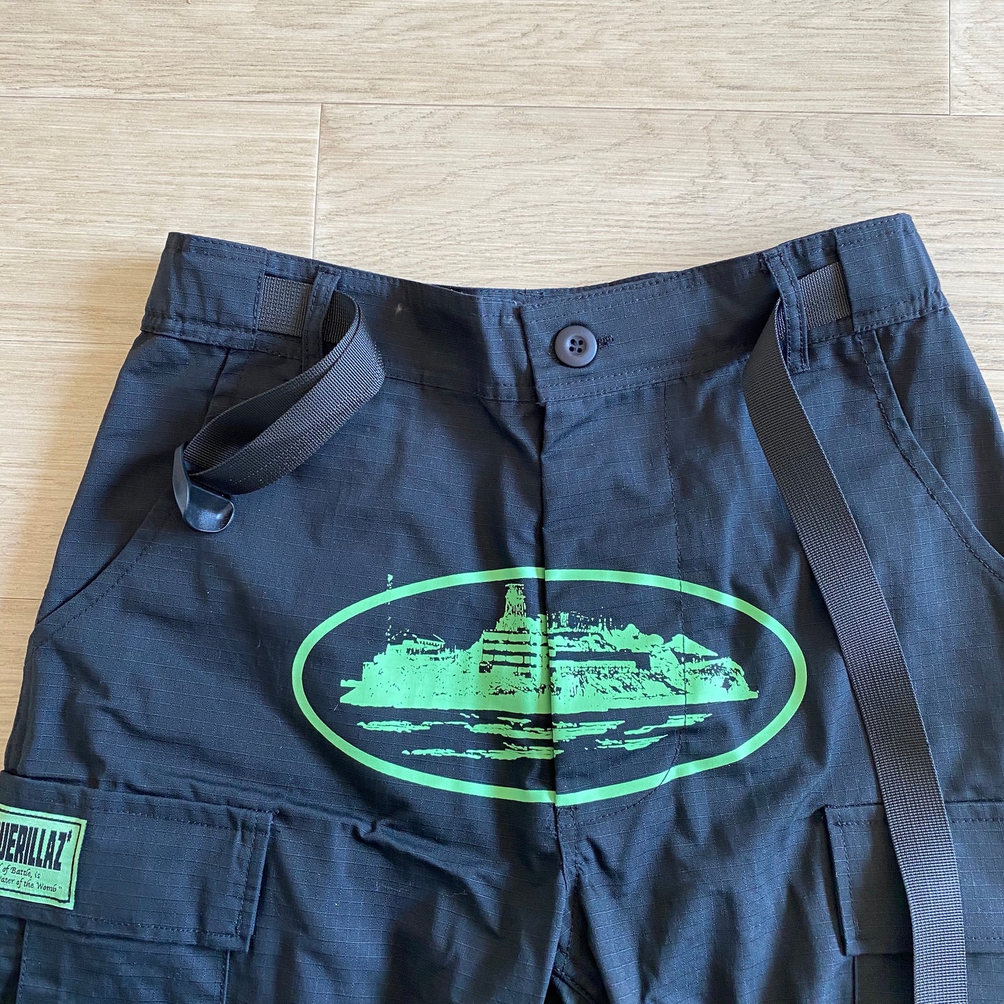 Corteiz Cargo Pants - Preto com Logótipo Verde