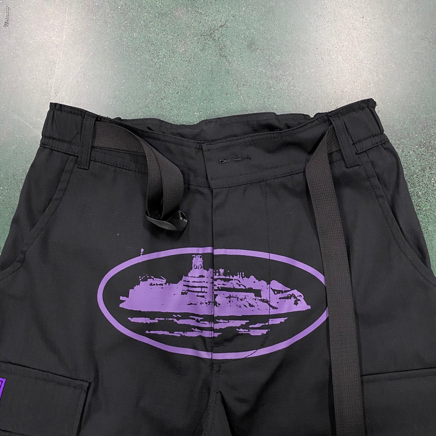 Corteiz Cargo Pants - Preto com Logótipo Roxo