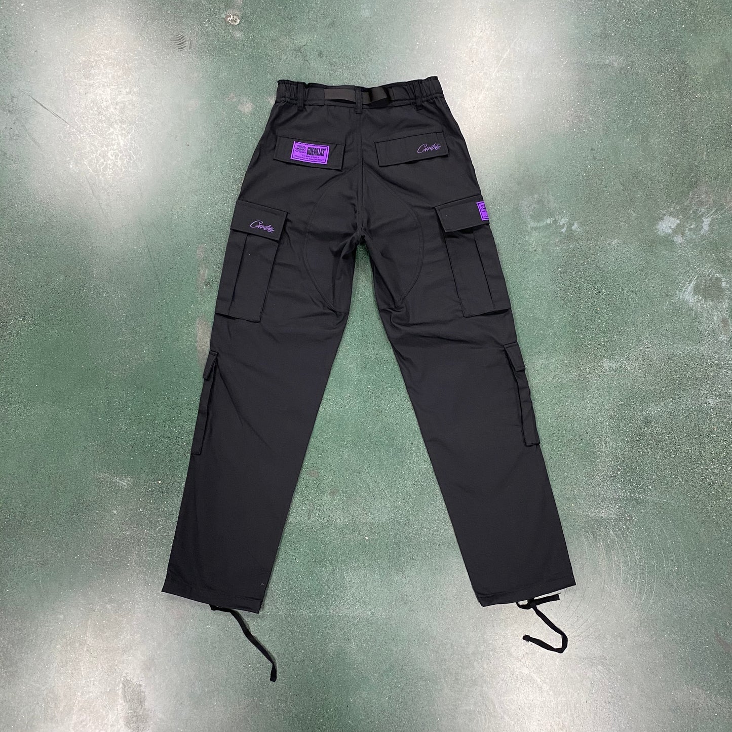 Corteiz Cargo Pants - Preto com Logótipo Roxo