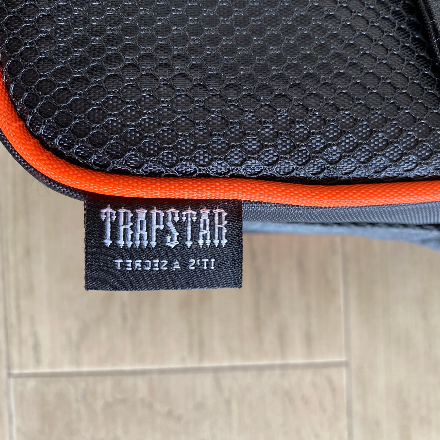 Trapstar Messenger Bag 1.0 – Preto - Laranja