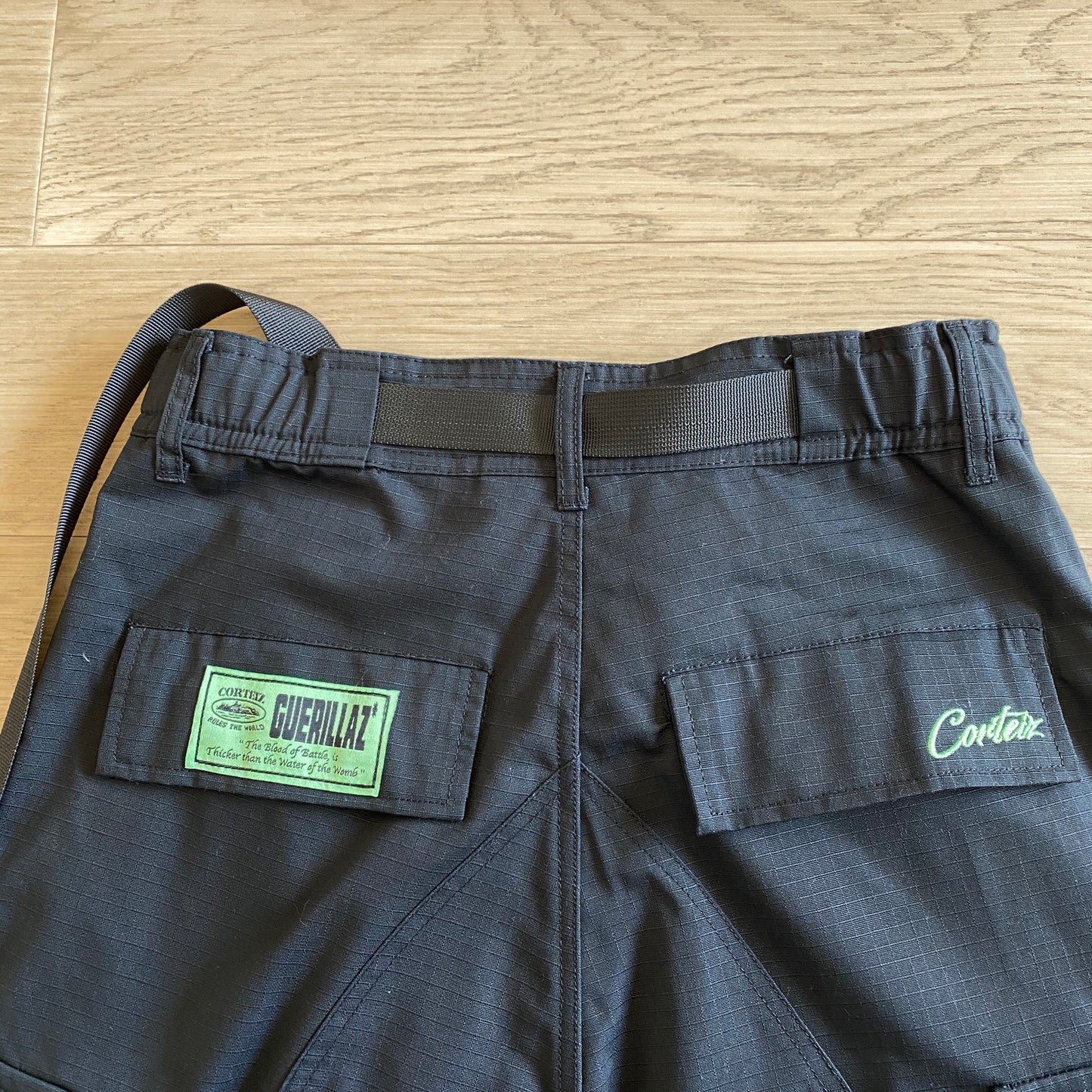 Corteiz Cargo Pants - Preto com Logótipo Verde