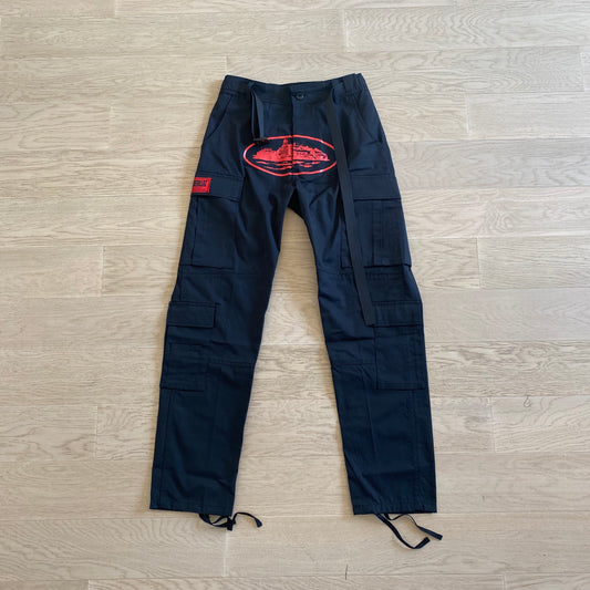 Corteiz Cargo Pants - Preto com Logótipo Vermelho