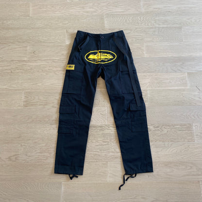 Corteiz Cargo Pants - Preto com Logótipo Amarelo